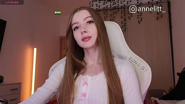 Snapshot of Annelitt chatting on December 2, 7:04 pm Annelitt online show from December 2, 7:04 pm