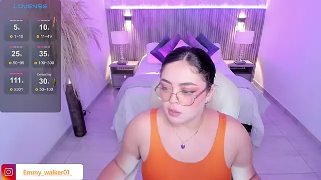 Snapshot of emmy_walker chatting on October 9, 11:00 am emmy walker online show from October 9, 11:00 am