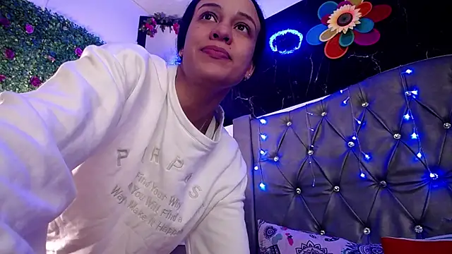 Snapshot of LAILAGUMMY chatting on March 18, 6:06 pm LAILAGUMMY online show from March 18, 6:06 pm