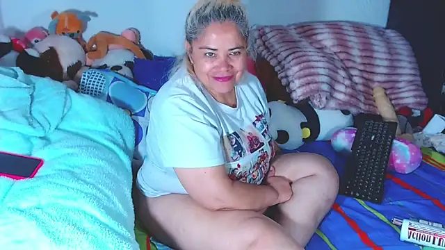 Snapshot of estrellita_fugaz16x chatting on June 5, 3:00 am estrellita fugaz16x online show from June 5, 3:00 am