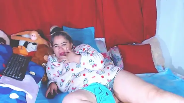 Snapshot of estrellita_fugaz16x chatting on November 5, 3:20 am estrellita fugaz16x online show from November 5, 3:20 am