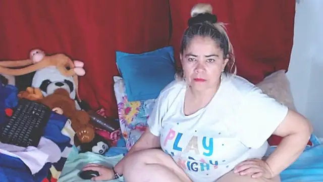 Snapshot of estrellita_fugaz16x chatting on November 6, 3:32 am estrellita fugaz16x online show from November 6, 3:32 am