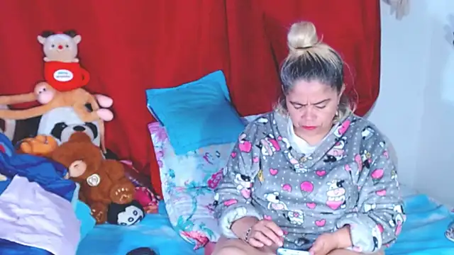 Snapshot of estrellita_fugaz16x chatting on November 10, 4:06 am estrellita fugaz16x online show from November 10, 4:06 am