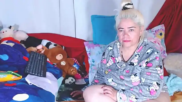 Snapshot of estrellita_fugaz16x chatting on November 25, 8:14 am estrellita fugaz16x online show from November 25, 8:14 am