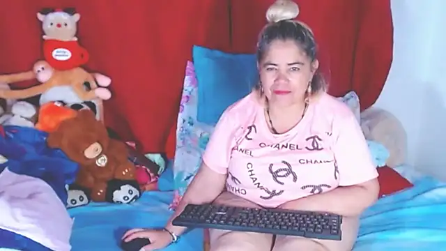 Snapshot of estrellita_fugaz16x chatting on November 11, 3:56 am estrellita fugaz16x online show from November 11, 3:56 am