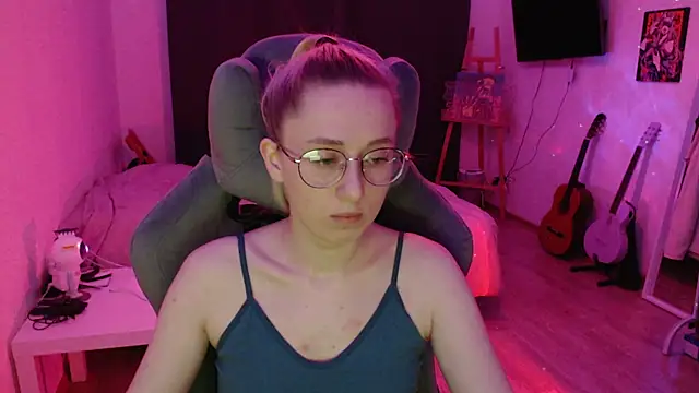 Snapshot of AnabelFrel chatting on December 5, 12:47 am AnabelFrel online show from December 5, 12:47 am