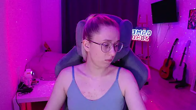 Snapshot of AnabelFrel chatting on December 15, 12:40 am AnabelFrel online show from December 15, 12:40 am