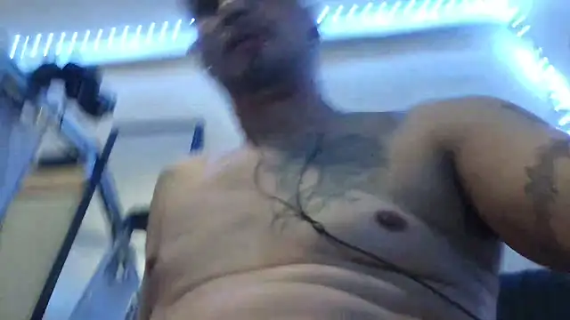 Snapshot of leonar0101 chatting on December 9, 8:44 am leonar0101 online show from December 9, 8:44 am