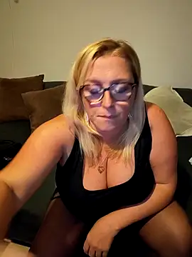 Snapshot of winniess40 chatting on November 15, 9:08 pm winniess40 online show from November 15, 9:08 pm