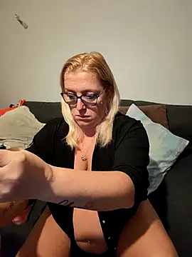 Snapshot of winniess40 chatting on November 21, 3:49 am winniess40 online show from November 21, 3:49 am