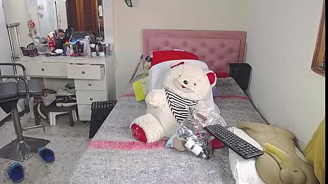 Snapshot of lucy_belle_bm chatting on June 25, 2:22 pm lucy belle bm online show from June 25, 2:22 pm