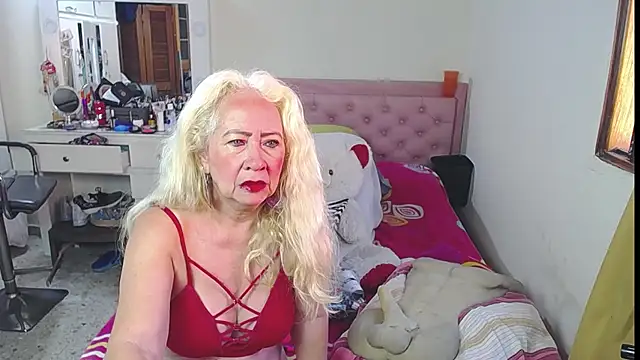 Snapshot of lucy_belle_bm chatting on June 11, 2:36 pm lucy belle bm online show from June 11, 2:36 pm