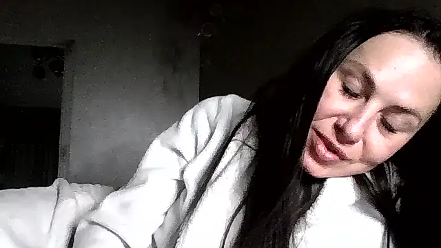 Snapshot of JulianaGold1 chatting on June 6, 10:26 pm JulianaGold1 online show from June 6, 10:26 pm