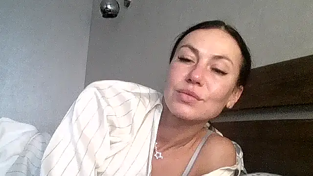 JulianaGold1 online show from November 14, 1:15 pm