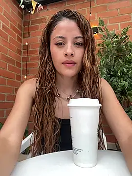 Snapshot of alana15 chatting on June 1, 9:25 pm alana15 online show from June 1, 9:25 pm
