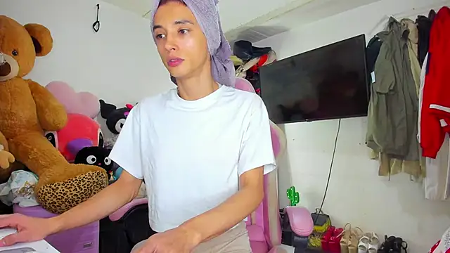 Snapshot of Lawrncesofiets chatting on November 15, 2:21 pm Lawrncesofiets online show from November 15, 2:21 pm