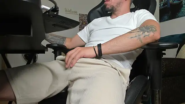 Snapshot of marioslim chatting on July 12, 5:52 am marioslim online show from July 12, 5:52 am
