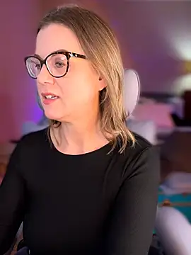 Snapshot of MaiseKnox chatting on February 18, 11:45 pm MaiseKnox online show from February 18, 11:45 pm