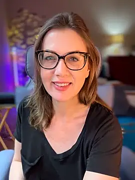 MaiseKnox online show from May 3, 3:37 pm