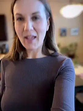 MaiseKnox online show from March 6, 12:05 am