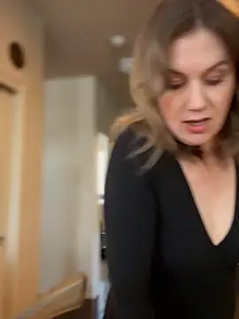 MaiseKnox online show from April 4, 4:46 pm