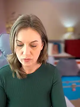 MaiseKnox online show from April 9, 6:25 pm