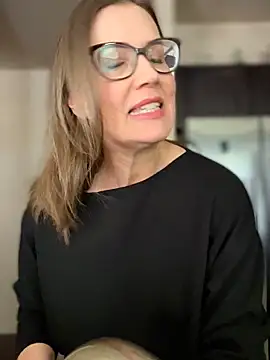 MaiseKnox online show from April 22, 6:14 pm