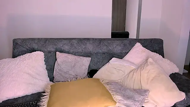 angiebutt online show from November 18, 10:40 am