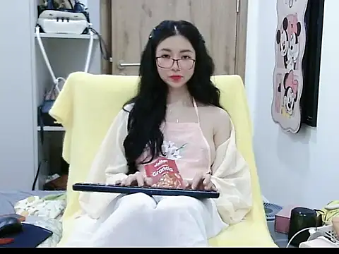 Snapshot of Cute_Ruby01 chatting on April 4, 1:28 pm Cute Ruby01 online show from April 4, 1:28 pm