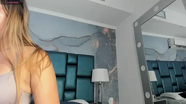 Snapshot of Vivi_prinncess chatting on September 18, 10:02 pm Vivi prinncess online show from September 18, 10:02 pm