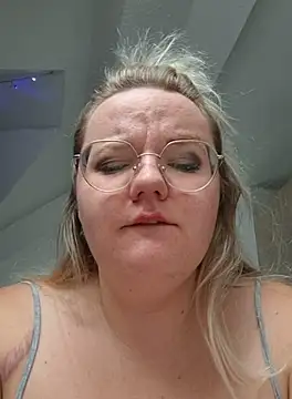 Fiona0705 online show from October 8, 9:00 am