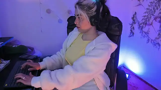 Sammysammy  online show from February 8, 4:14 am