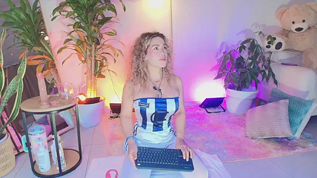 Snapshot of erotik_lady chatting on June 7, 4:39 am erotik lady online show from June 7, 4:39 am