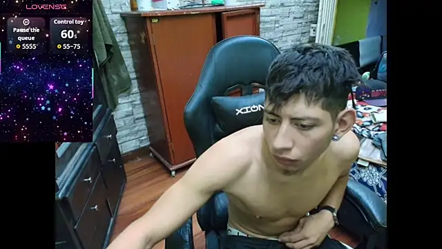 yefersonsijajaj online show from April 23, 11:39 pm