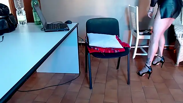 Snapshot of Miss-Mikaele chatting on November 28, 2:28 pm Miss-Mikaele online show from November 28, 2:28 pm