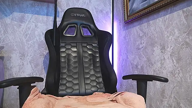 Snapshot of eros-steel chatting on December 17, 2:11 pm eros-steel online show from December 17, 2:11 pm