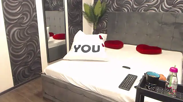 Snapshot of charrlote_love chatting on January 25, 3:41 pm charrlote love online show from January 25, 3:41 pm