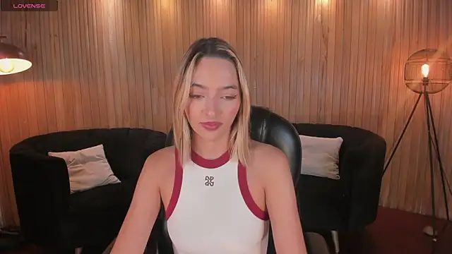 Snapshot of MelissaMoore_ chatting on June 27, 10:43 am MelissaMoore online show from June 27, 10:43 am