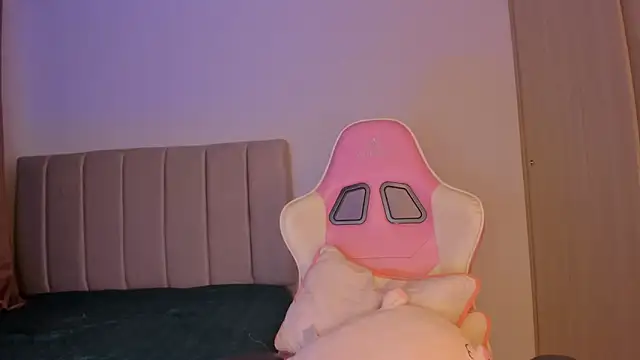 Snapshot of isa_bunny chatting on February 20, 2:19 am isa bunny online show from February 20, 2:19 am