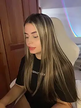 Snapshot of Miss_valeriaa chatting on July 8, 9:04 pm Miss valeriaa online show from July 8, 9:04 pm