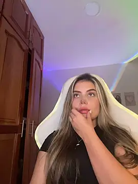 Snapshot of Miss_valeriaa chatting on July 17, 4:48 pm Miss valeriaa online show from July 17, 4:48 pm