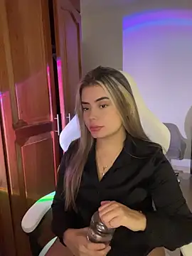Snapshot of Miss_valeriaa chatting on June 13, 10:19 pm Miss valeriaa online show from June 13, 10:19 pm