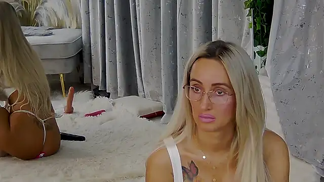 IsabelleEthan online show from November 11, 1:55 am