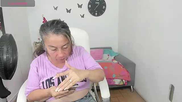 Snapshot of stepmother_105 chatting on May 25, 4:38 pm stepmother 105 online show from May 25, 4:38 pm