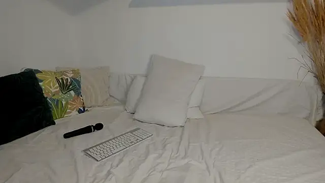 Snapshot of Jadore_able chatting on February 5, 2:40 am Jadore able online show from February 5, 2:40 am