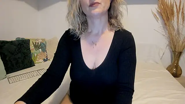 Snapshot of Jadore_able chatting on December 23, 2:55 am Jadore able online show from December 23, 2:55 am