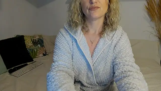 Snapshot of Jadore_able chatting on February 3, 3:04 am Jadore able online show from February 3, 3:04 am