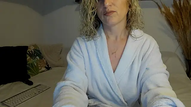 Snapshot of Jadore_able chatting on February 7, 2:52 am Jadore able online show from February 7, 2:52 am