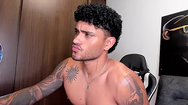 Snapshot of Alessandro_Vanni chatting on March 10, 6:27 am Alessandro Vanni online show from March 10, 6:27 am