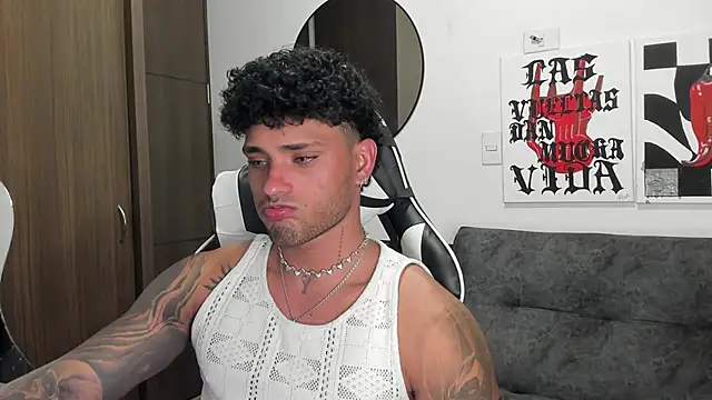 Snapshot of Alessandro_Vanni chatting on December 15, 2:39 am Alessandro Vanni online show from December 15, 2:39 am